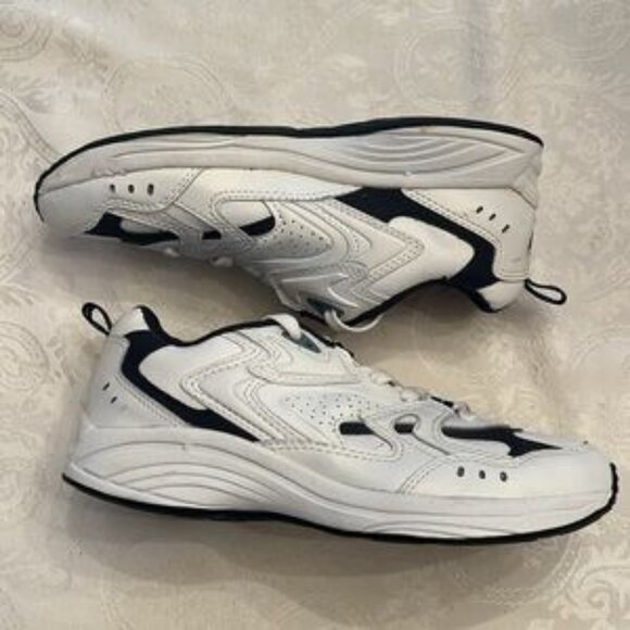 Women’s size 9 sneakers NWT - Picture 5 of 7